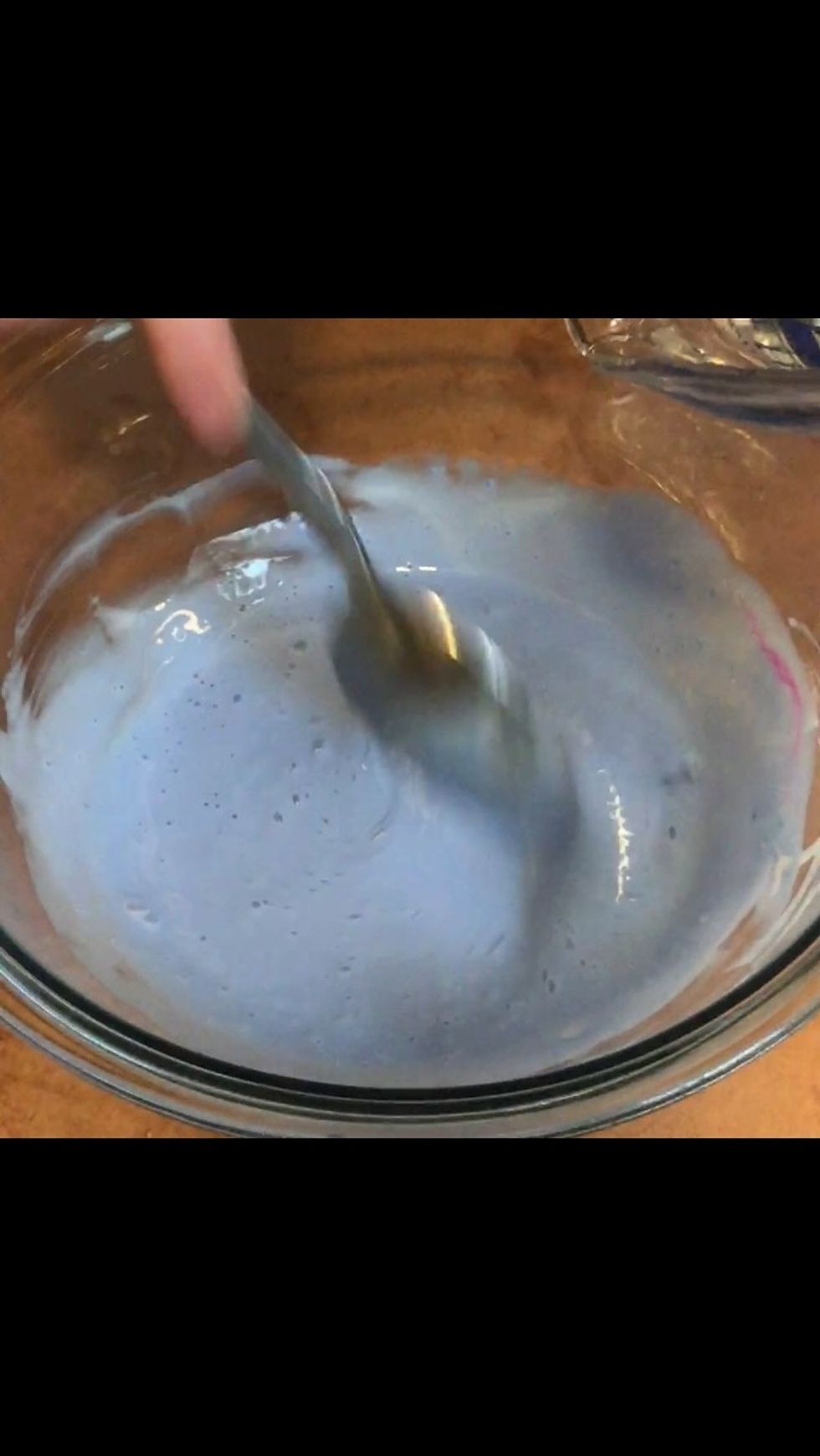 Time for your borax solution, mix in a separate bowl 1 teaspoon of borax and 1 cup of warm water. Add little by little and stir at the same time