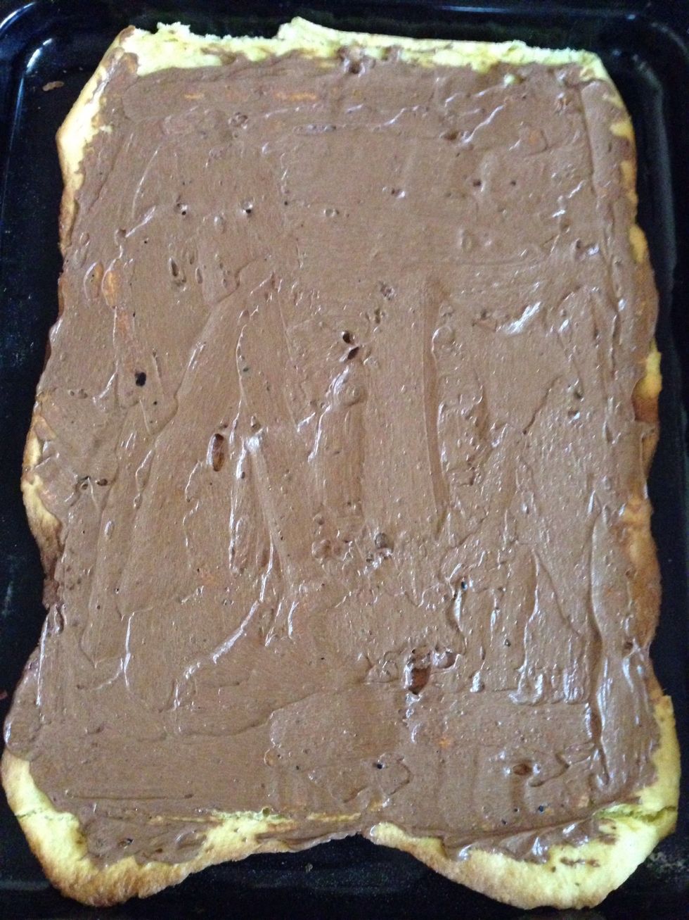 Time to assemble the cake. Put the layers on top of each other and spread the frosting between each layer