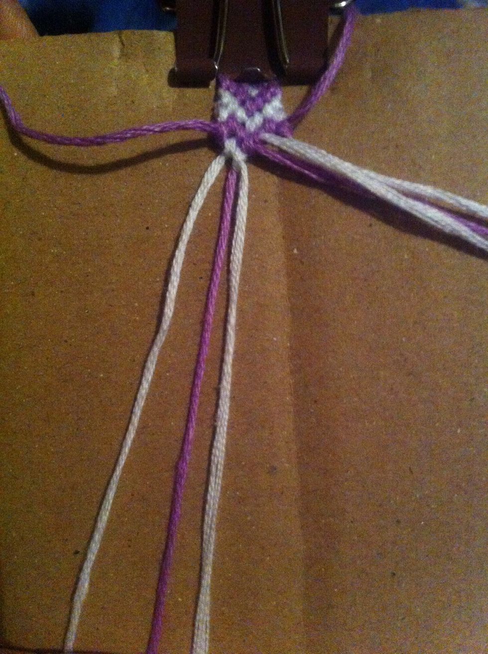 Time to fill in the heart! Set aside the 1st and last string again. Grab the 3 strings and make 4ward knots. Should look like ^^