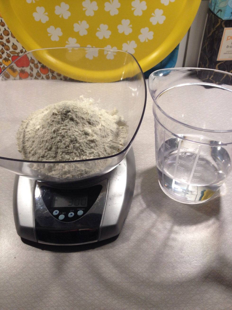 Time to make your chief. Mix 300 g of flour and 300 g of lukewarm water with the pre-ferment. Let it ferment for another 8-12 hours.