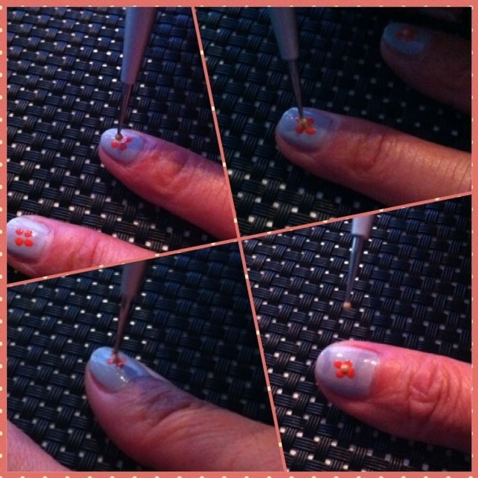 Tip 1 dot in the middle of the 4 coral coloured dots. It should look like a flower :). Repeat this for all your nails.