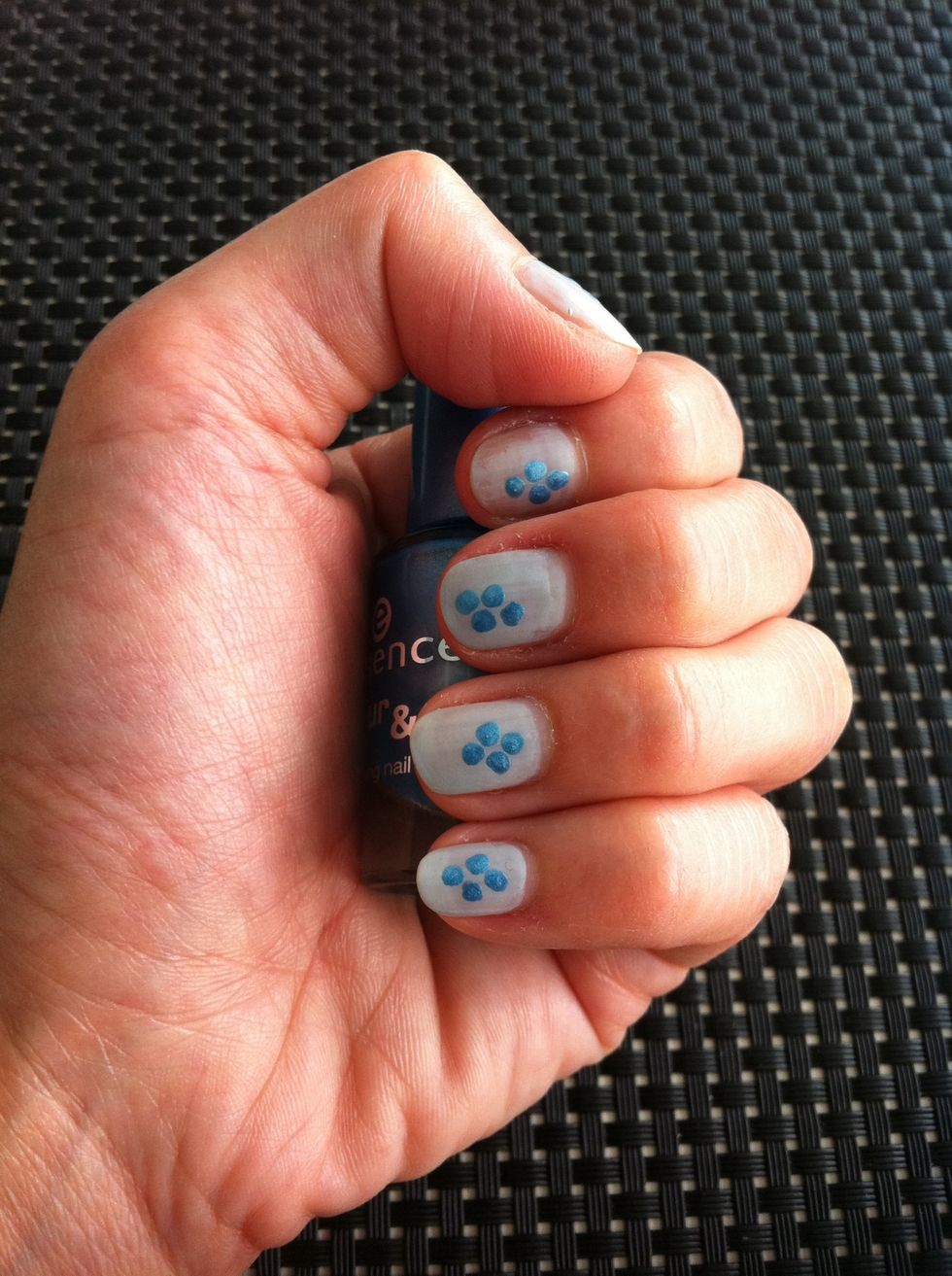 Tip 4 dots on each nail. Repeat this for all your nails. Add 4 extra dots on your thumbnails.