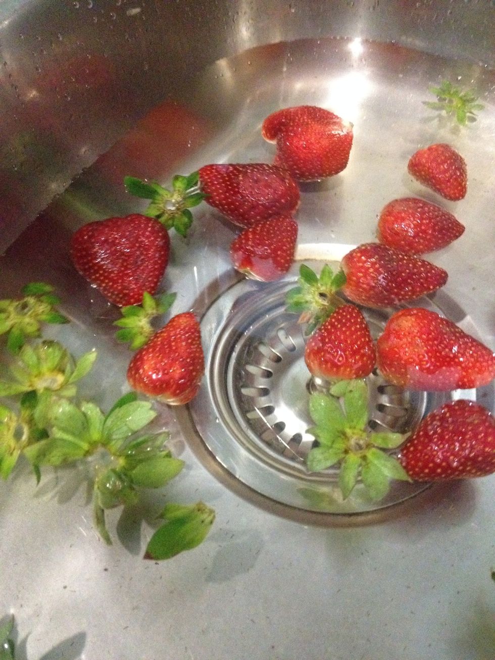 Tip get rid of the green thing after you wash each and every strawberries so know which one needs ur attention.