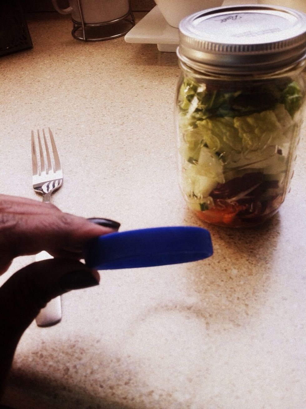 TIP: grab one of those bracelet bands you got at that walk/event (one at the bottom of your drawer). Wrap it around the top of the jar to identify your salad in the fridge a fashion-forward Mazy Salad