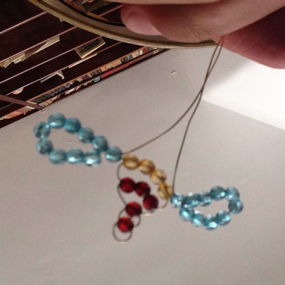 Tip:hold the first bead belonging to the wing next to the body as you pull snug