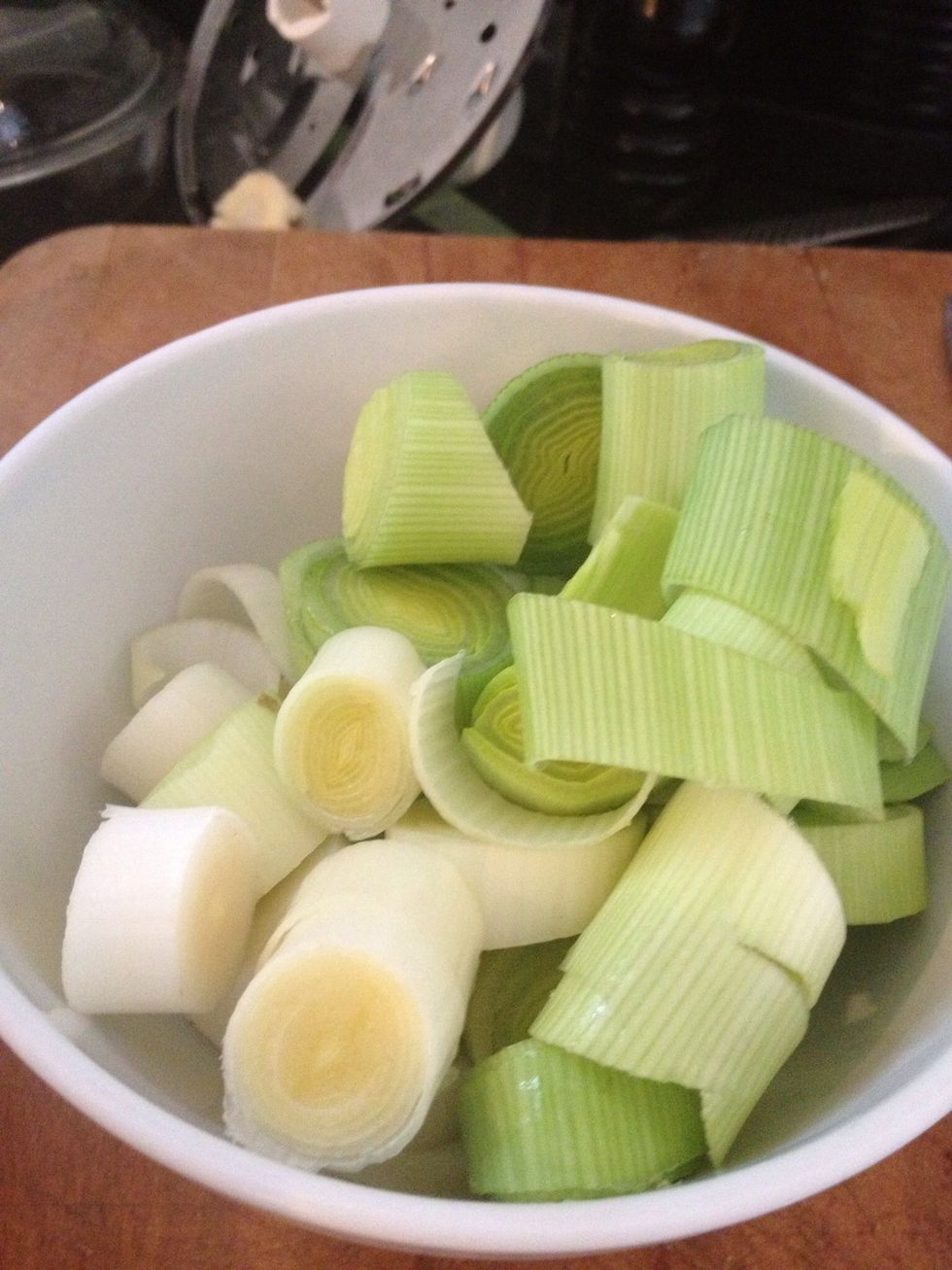 TIP: It's ok to ask for help - ask a friend to batch chop some veg & put in easy access containers in the fridge for later. You can show off your one-handed tea making skills while they're doing it