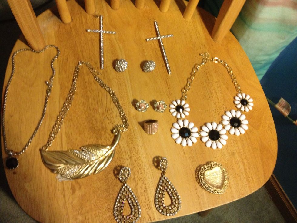 Tip: the more simple the outfit is, the bolder the jewelry can be! \ud83d\ude0a