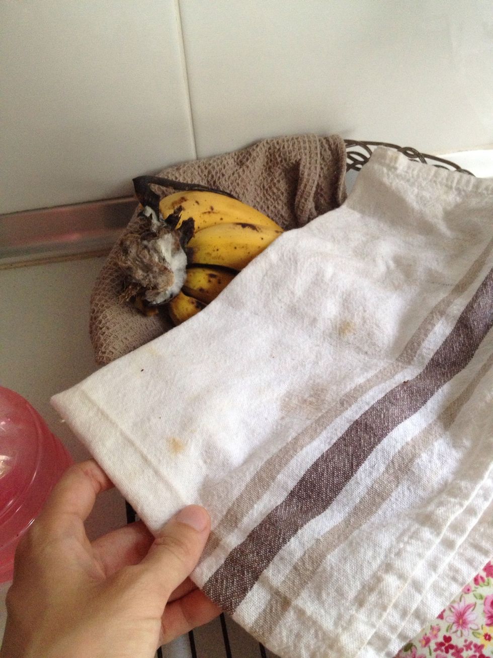 Tip\ud83d\udca1I recommend to put tea towel on the bananas like blanket every time. This way it ripe slower, so you can keep it a bit longer.