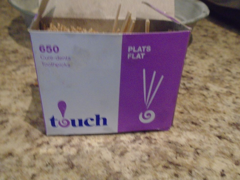 (Tip) Use tooth picks and the dye to make heart shapes in the cake batter.
