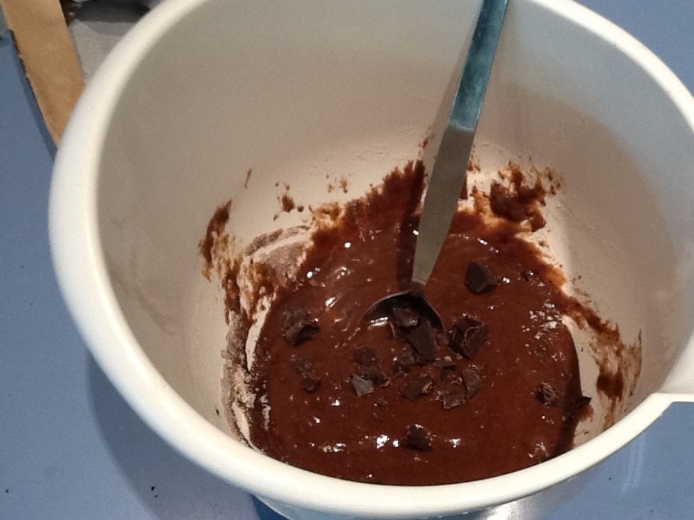 Tirar trocets petits de xocolata.