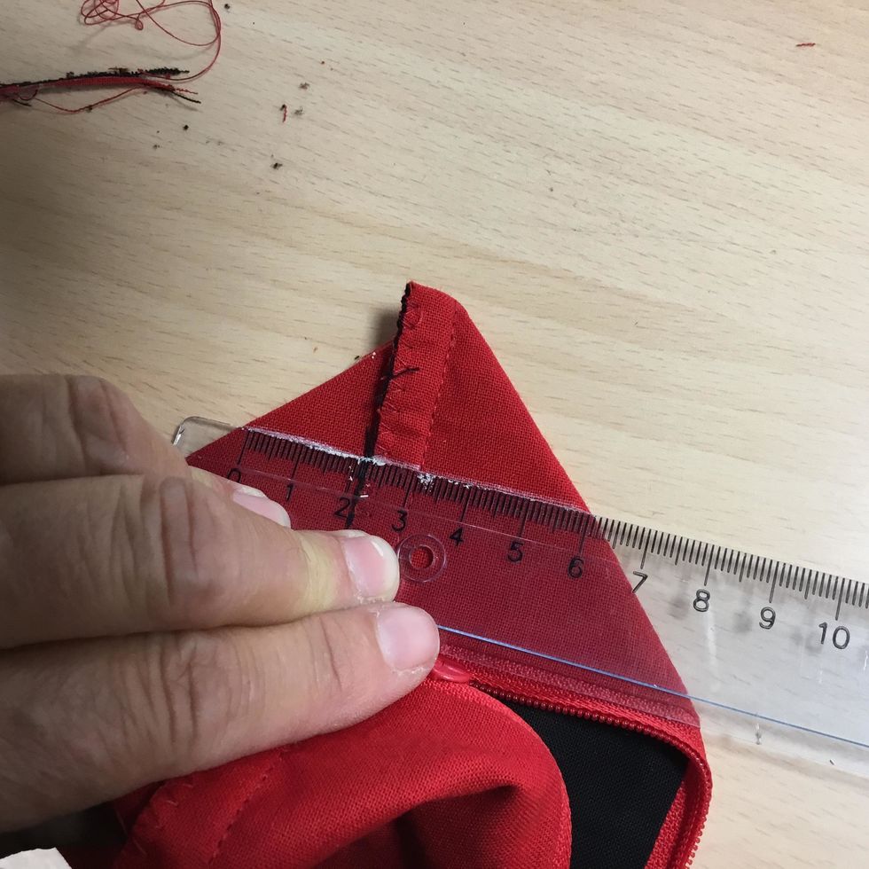 Titta noggrant p\u00e5 bilden. Du ska nu vika om kanten p\u00e5 ditt pennfack. Raks\u00f6mmen och sick-sacken du nyss sydde kan du se p\u00e5 bilden. Be om hj\u00e4lp om du inte f\u00f6rst\u00e5r hur du ska kunna vika detta.