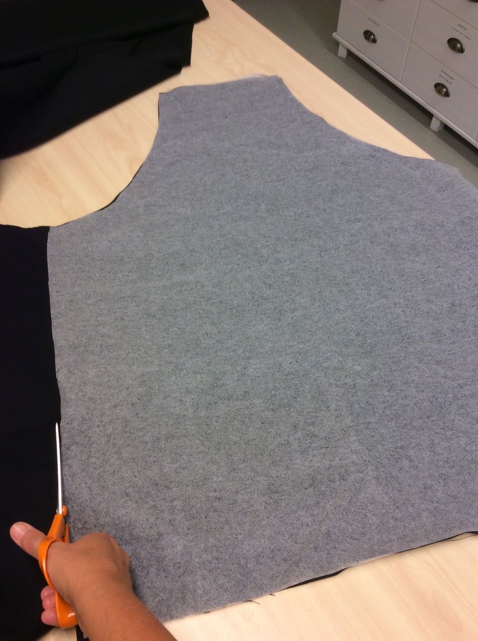 Titta p\u00e5 Maries f\u00f6rkl\u00e4de och se om du vill g\u00f6ra n\u00e5gra \u00e4ndringar.  L\u00e4gg annars mallen p\u00e5 det tyg du valt, n\u00e5la fast och klipp ut. S\u00f6msm\u00e5n \u00e4r redan inr\u00e4knat s\u00e5 du kan klippa direkt efter mallen.