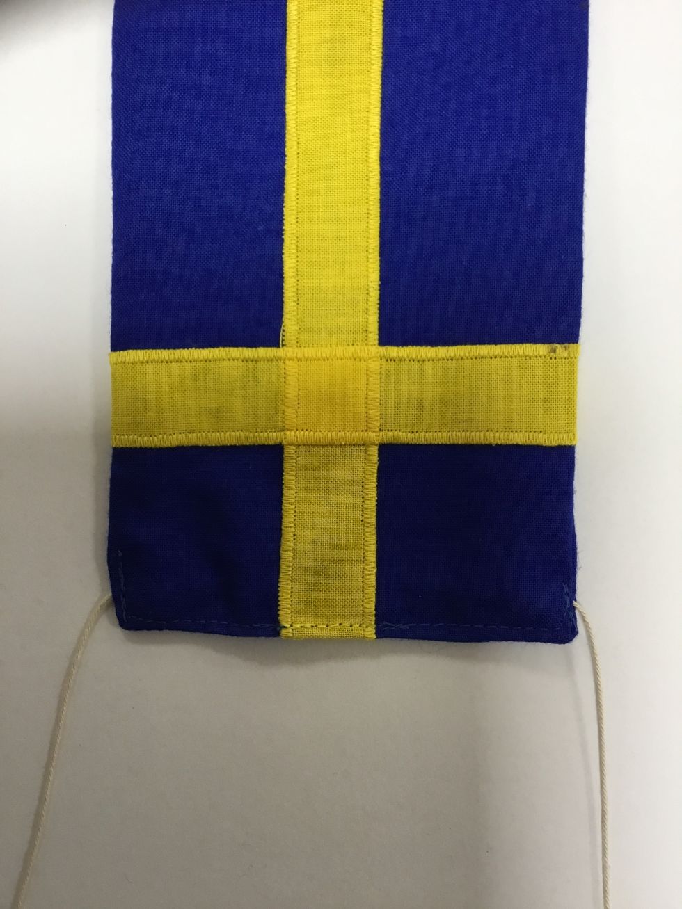 Titta var jag sytt. Det \u00e4r viktigt att du syr flera g\u00e5nger fram och tillbaka \u00f6ver flagglinan i ovan- och nederkanten.