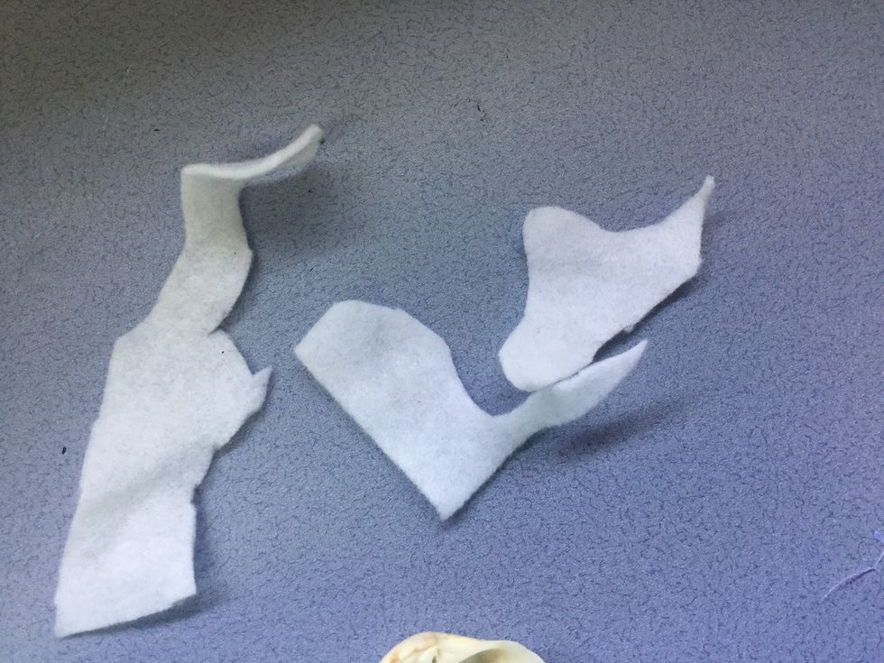 To add more detail, stick on white felt to the edge of the beach so that they look like the tide.It also gives the box surface more dimension