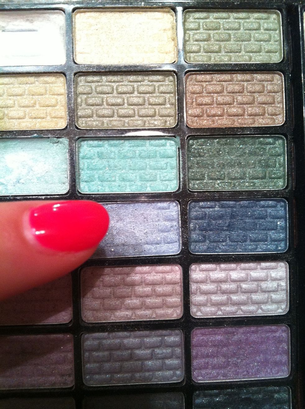 To begin contouring in the crease I am using this medium shade of blue.