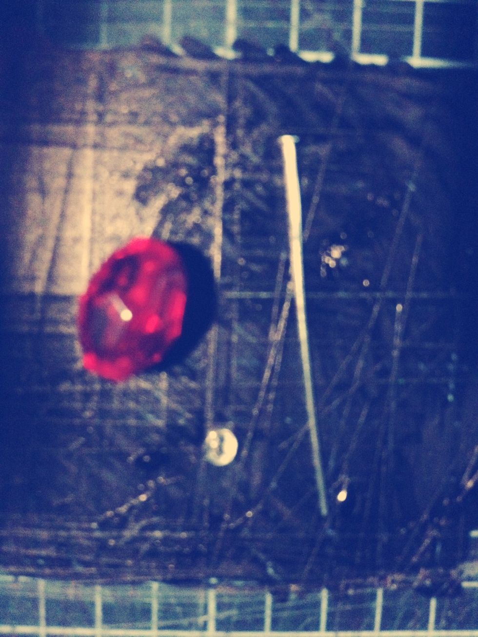 To begin, take a single cap bead, a single large bead, and one headpin.