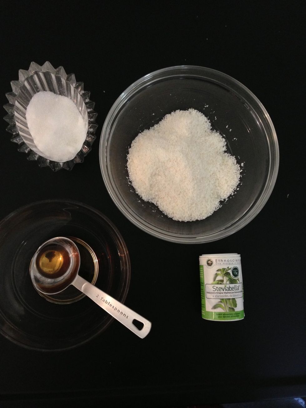 To begin with: 60 g coconut flakes+ 2-3TBsp old rhum+1TBsp sugar or 1/4 Tsp stevia. This u can add at the stage when u add coconut flakes over the mangos. U taste and add as you like it