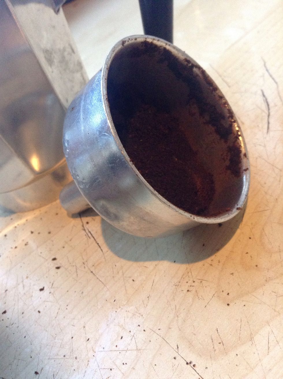 To clean the cafetiere, unscrew the two chambers again and remove the filter with the used coffee grains,clean the bottom chamber, the top chamber and the coffee filter as well.