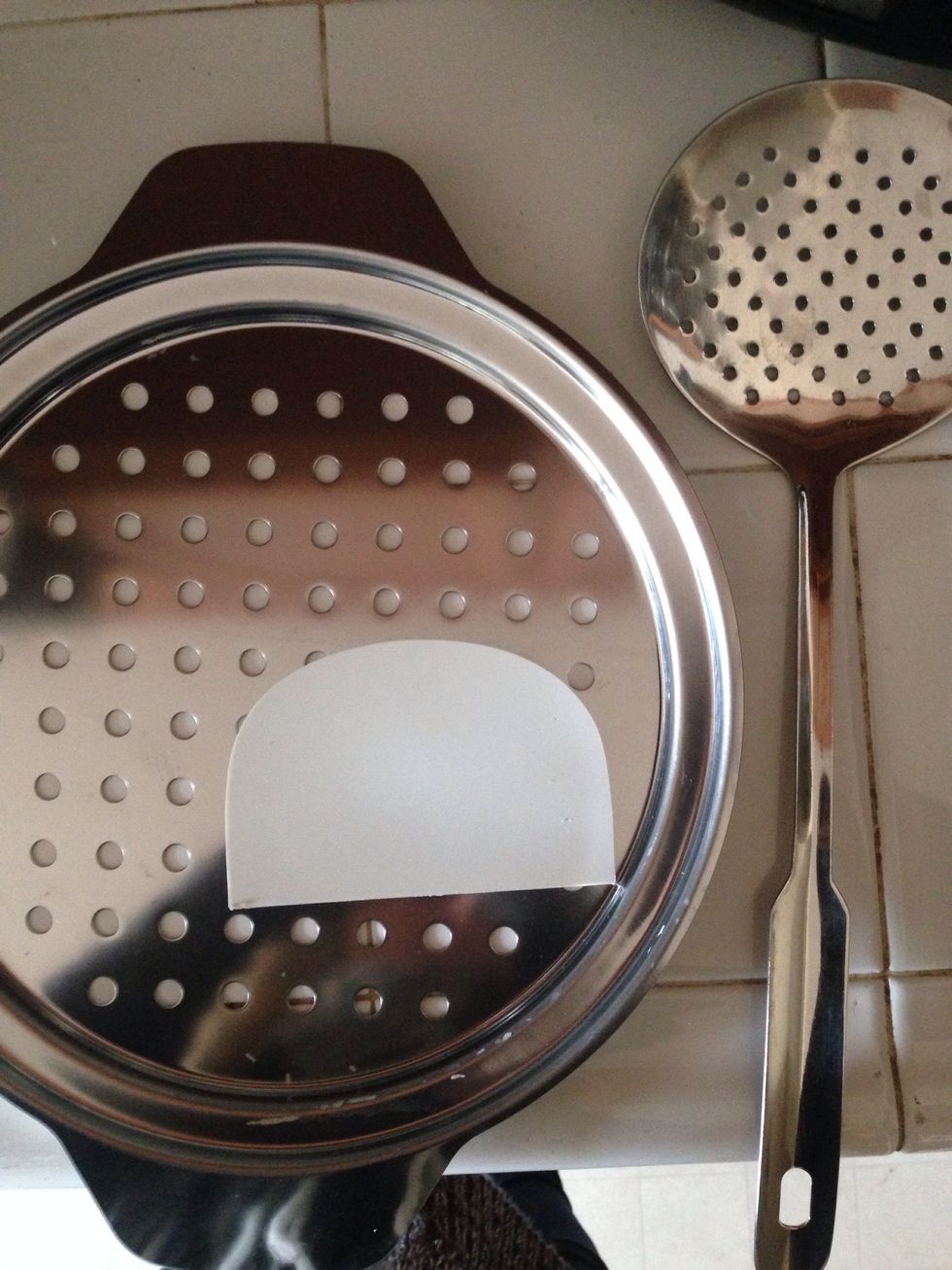 To cook the pasta you need: grater with big holes, scraper and skimmer