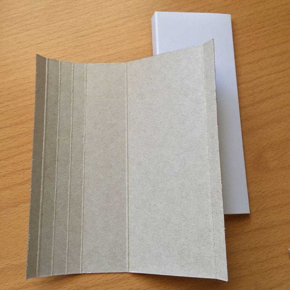 To decorate de cover we need some cardstock.