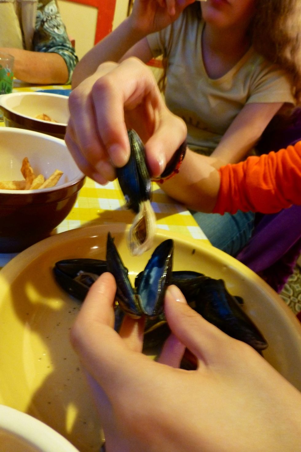 To eat mussels in the manner of North of France or Belgium, get one mussel with a shell mussel clamp is empty.
