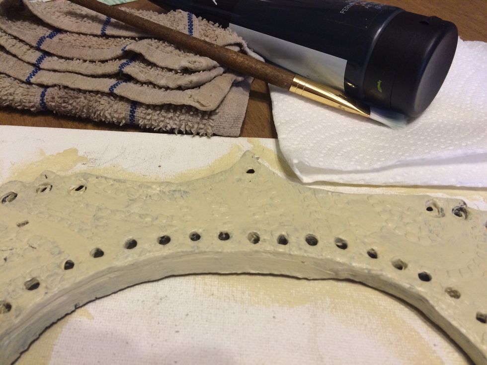 To emphasise the texture, I am using two colors of paint.