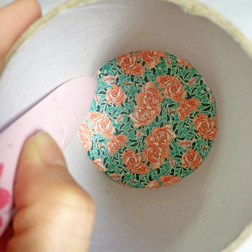 To ensure the pattern paper is well adhere towards the edges, press down the edges using the tip of the bone folder.