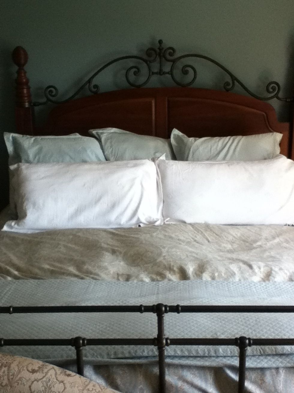 To finish, add any other blankets or other decorations