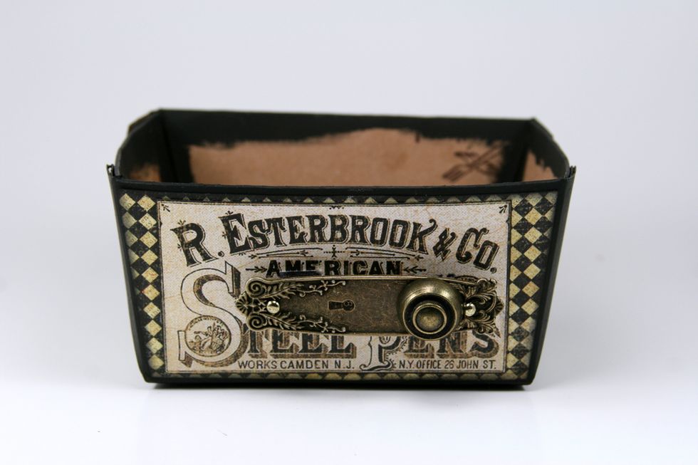 To finish the front I added a vintagy image and the Metal Door Plates & Knob.