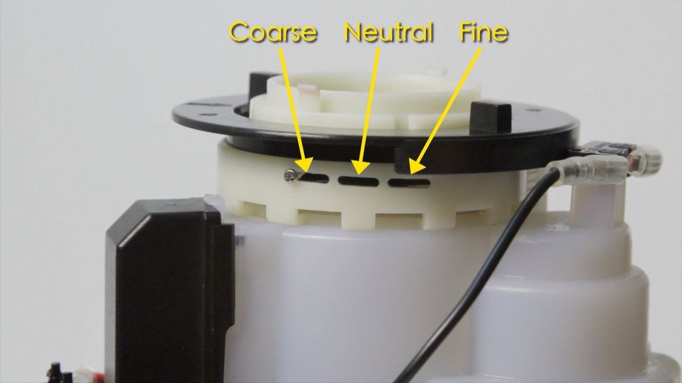 To get a finer grind we'll be moving the screw from the coarse window to the fine window.