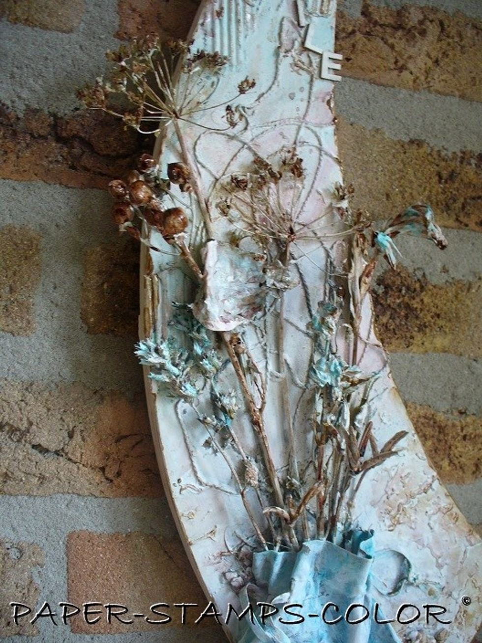 To get some more contrast I added touches of white paint here and there... with my fingers! .... and some Sedona Colorations spray to the background.. a beautiful reddish brown.