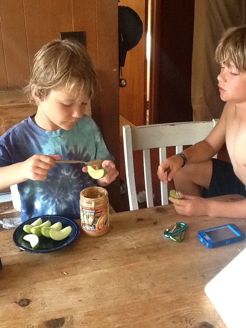 To get the peanut (or almond) butter on the slices, use the spoon and scoop it out of the jar.