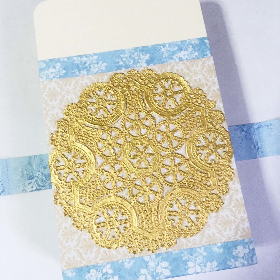 To give the gift box a more classic polish look, center the box with a 4" Medallion Gold Dolly.