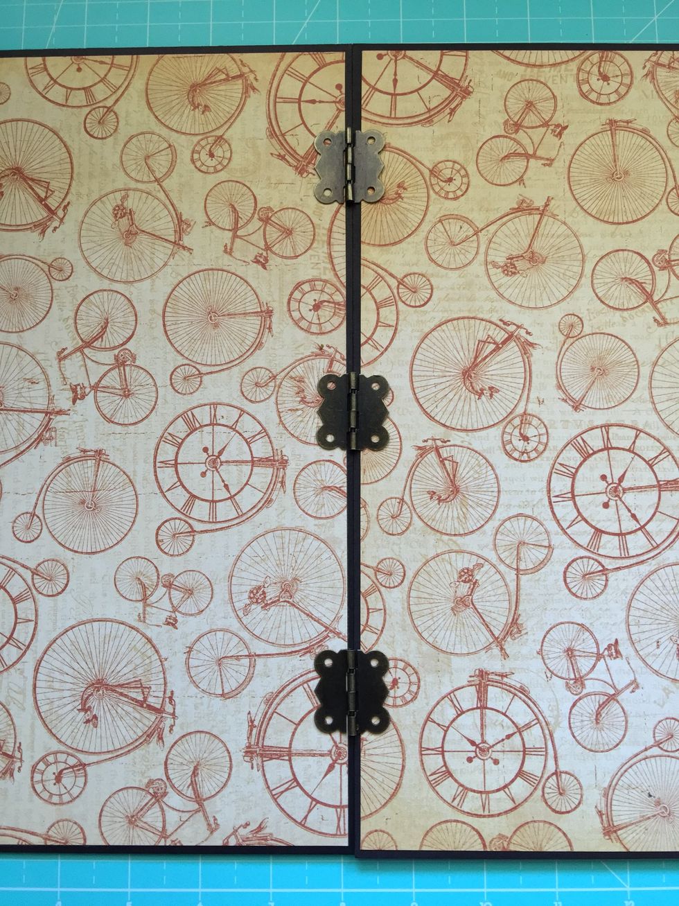 To join the two bases of the layout we use three small hinges.