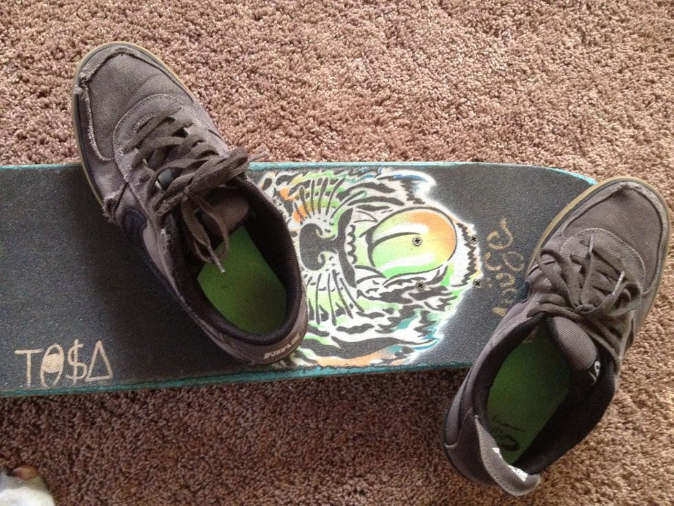 To learn this trick you must know how to heelflip and fakie backside bigspin. Position your feet like above or how ever fits you.