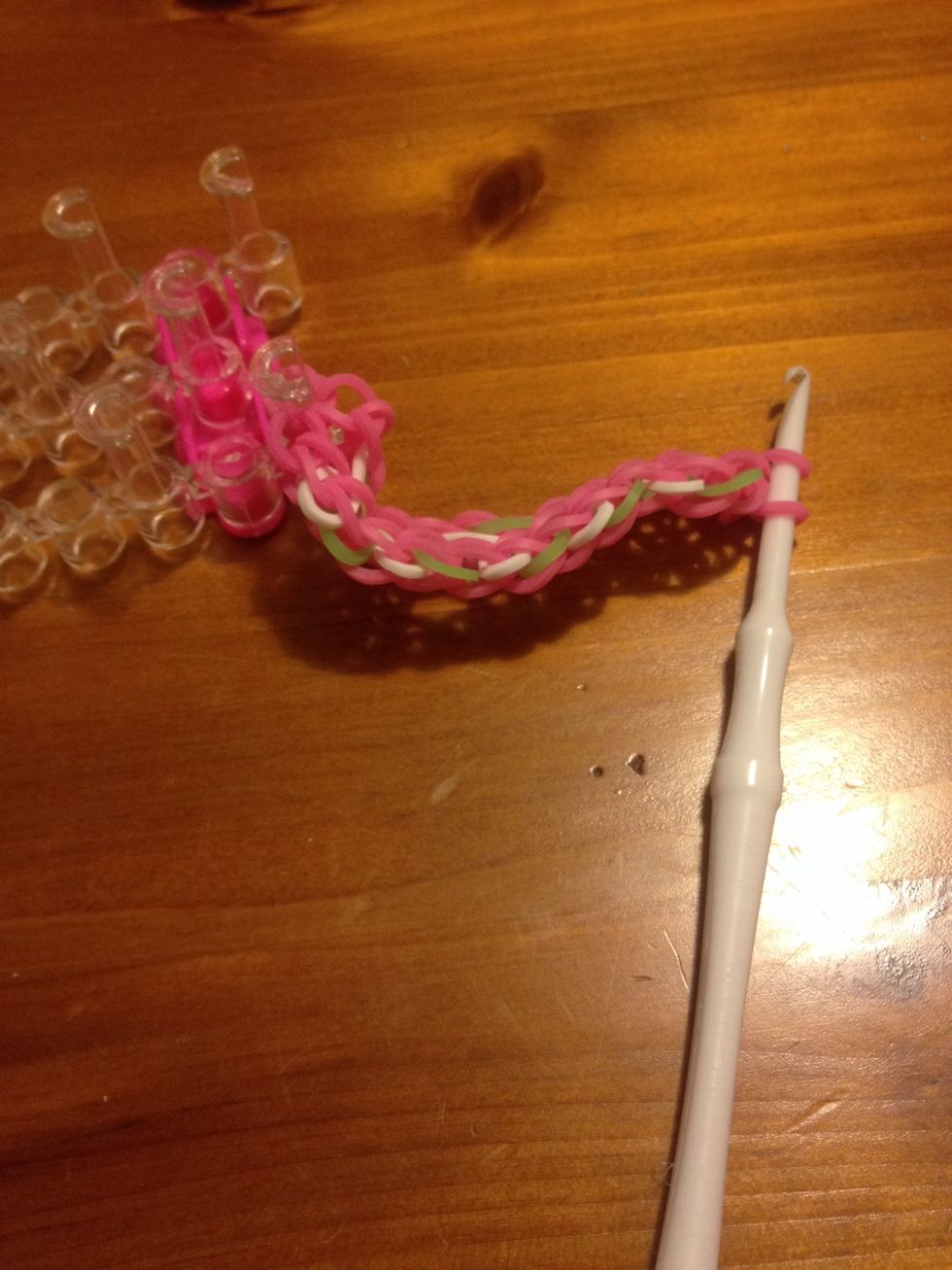 To make a extension we will use double bands for this part. For a small kid wrist I suggest 10 Bands for an adult wrist I suggest 16/18 bands