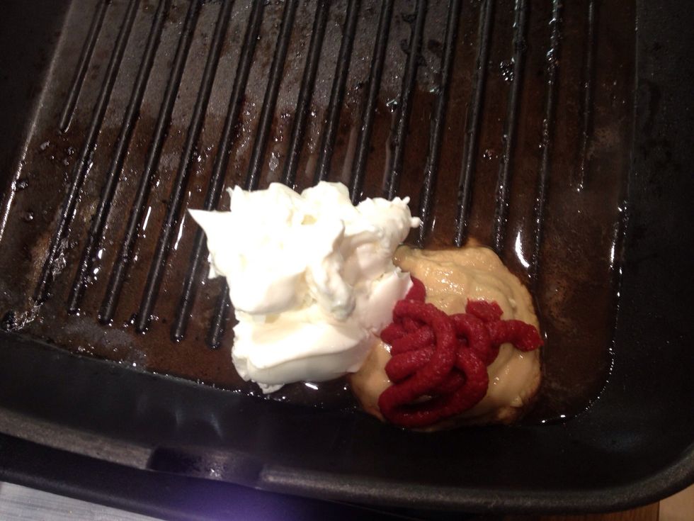 To make a sauce for the steak I added a splash of balsamic vinegar, 1tsp Dijon mustard, 1 tsp tomato pur\u00e9e, 1 tbsp low fat cream cheese and stirred it all together