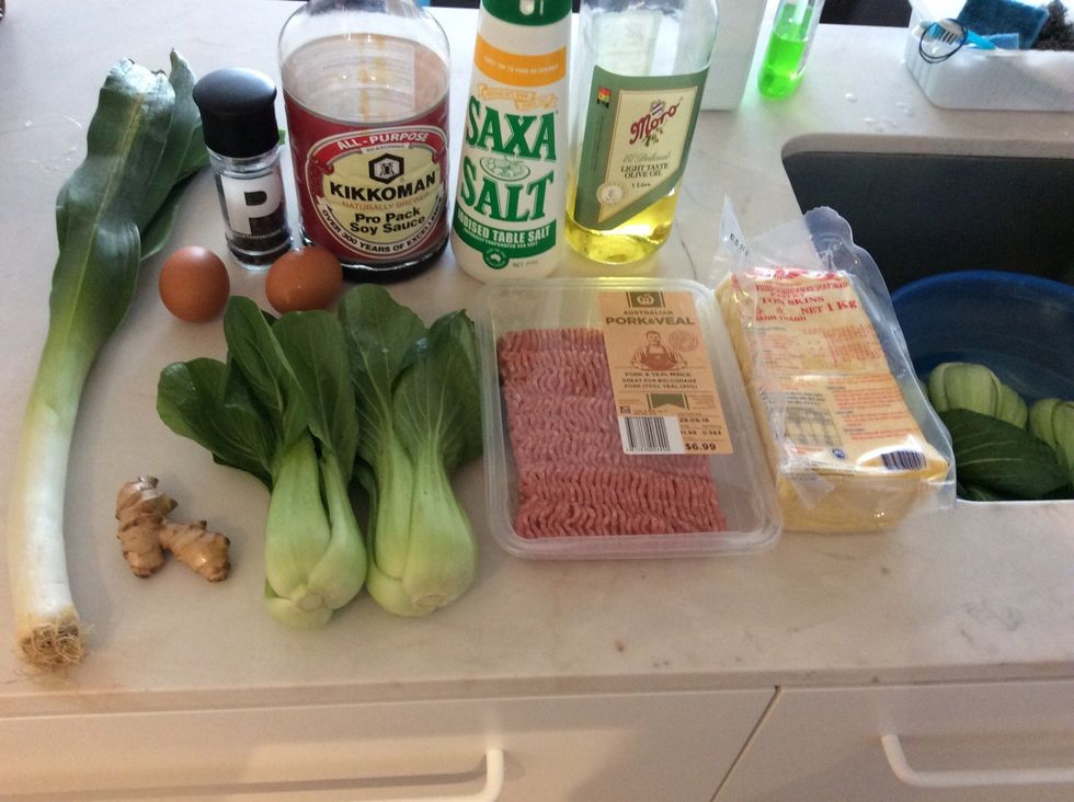 To make healthy dumpling you need the ingredients in the photo and five mushroom