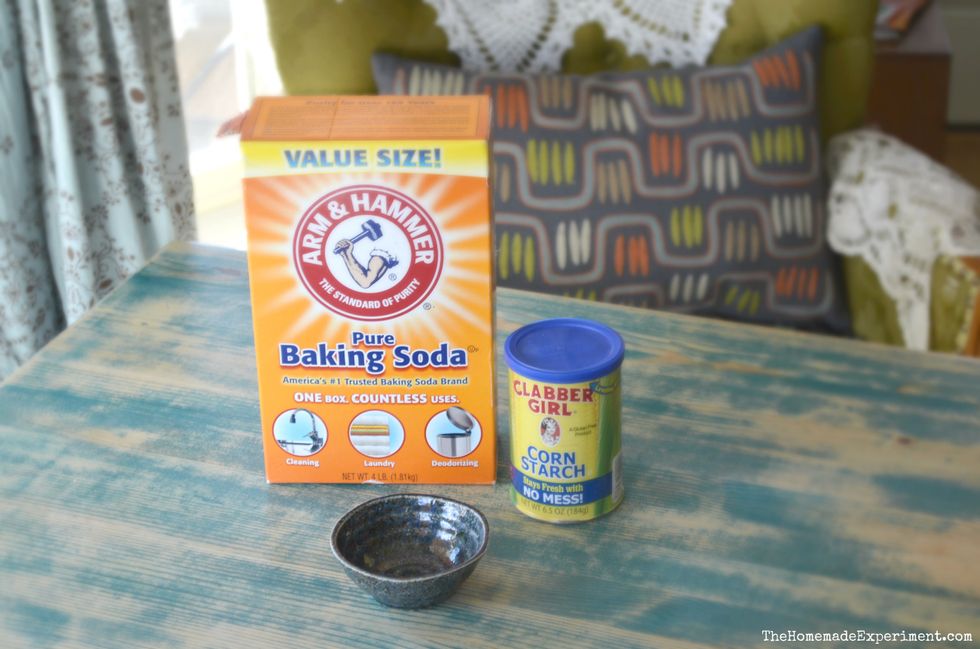 To make homemade body powder you need: Baking Soda and Cornstarch or Arrowroot Powder. I'm using cornstarch this time.
