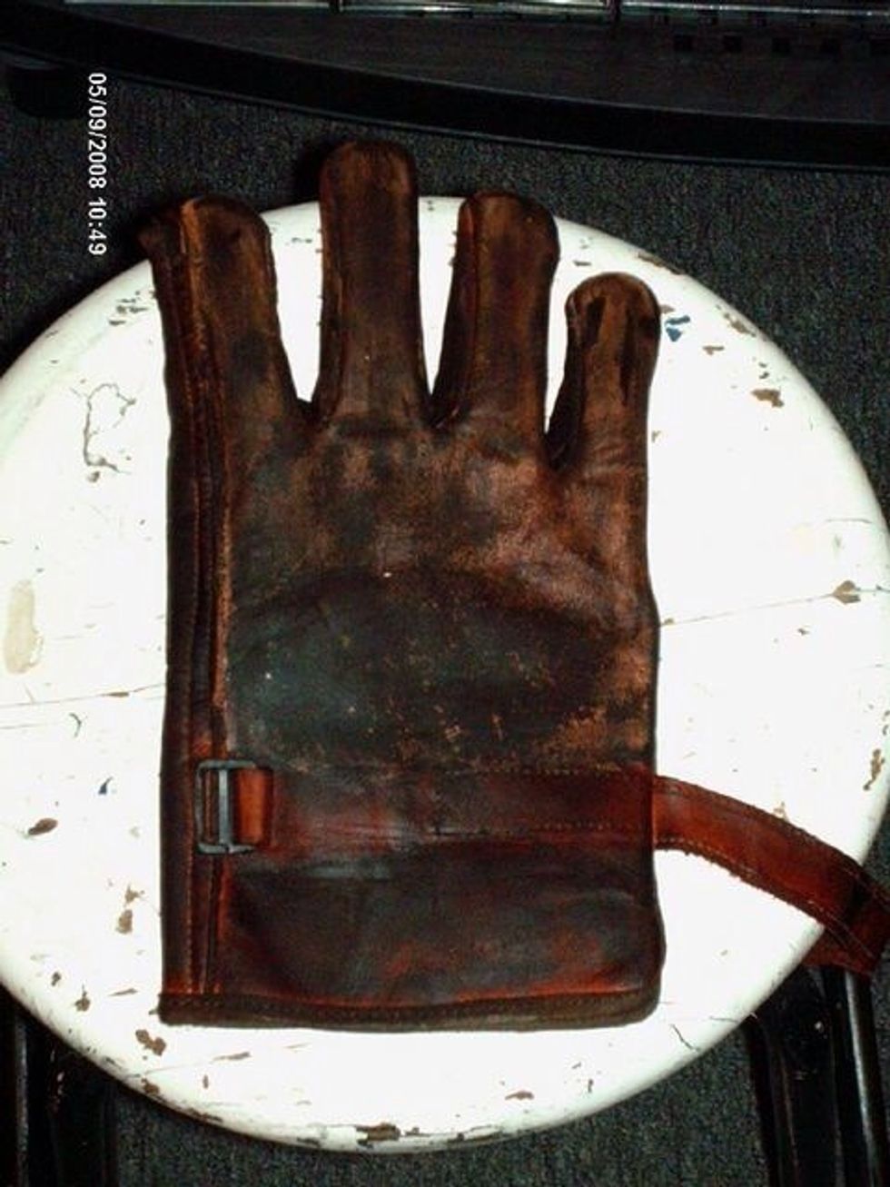 To make it look rough, carefully and with rapid movements burn the glove with the propane torch, not too much just give it a crispy look