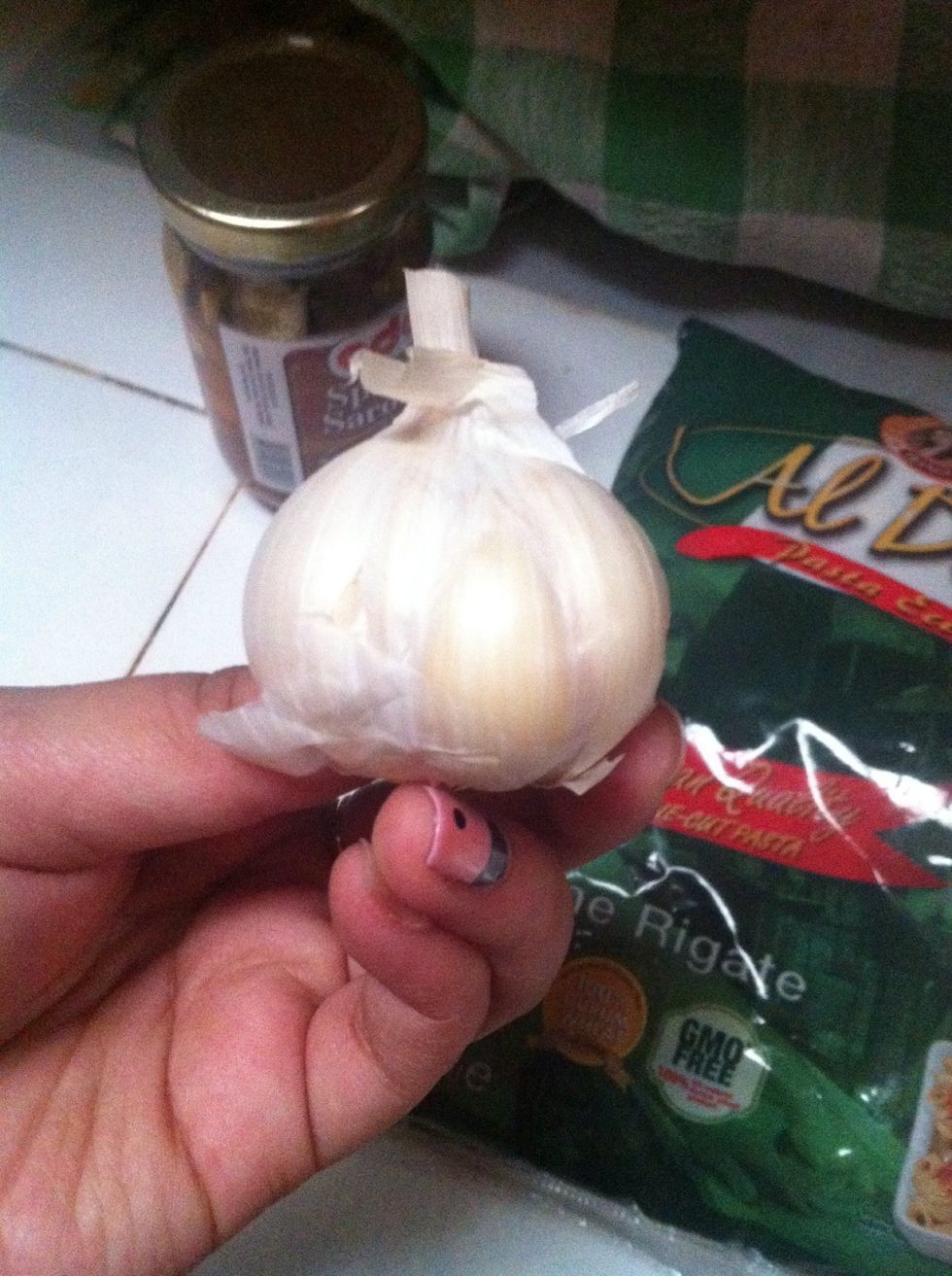 To make it tastier we need this GARLIC!! Gaaahhh careful vamps! xD