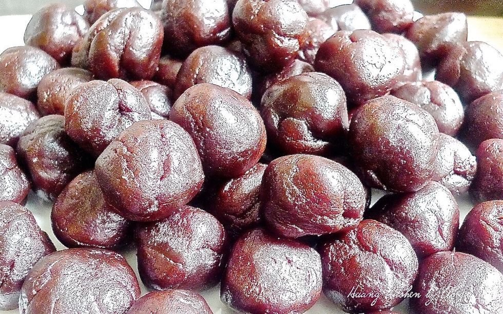 To make plum blossom mooncakes, first divide the red bean paste into 15g portions and roll into 20 round balls. Set aside.