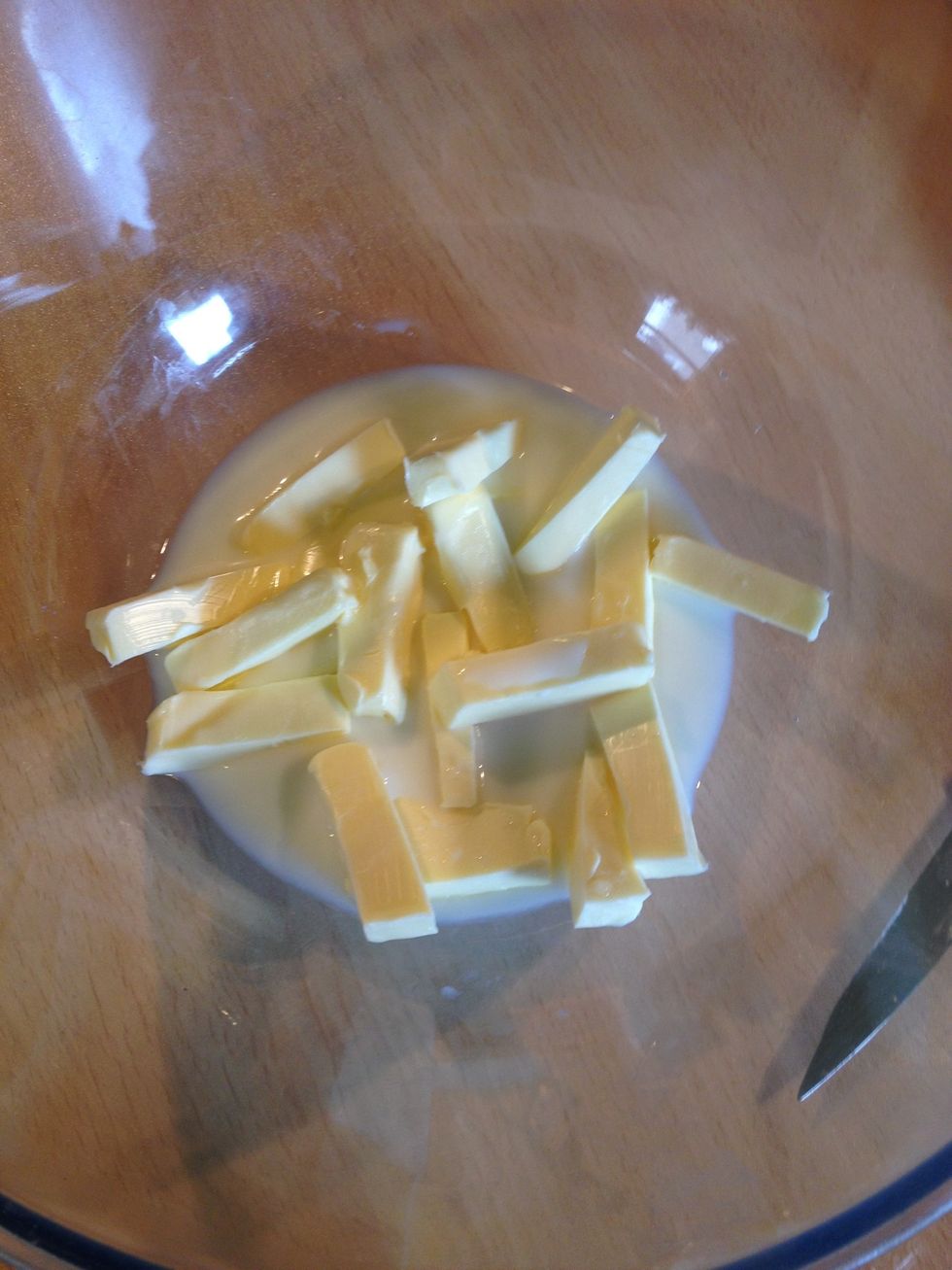 To make the buttercream - milk, butter and vanilla extract are placed in the bowl.