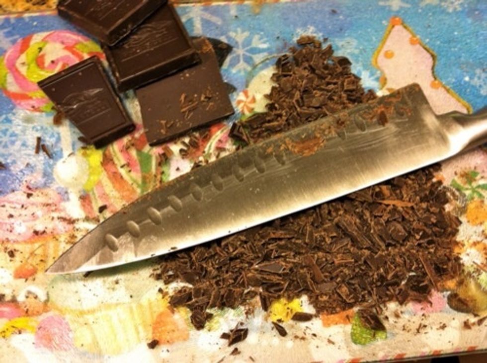 To make the ganache filling, chop the chocolate and place in heatproof bowl. Set aside.