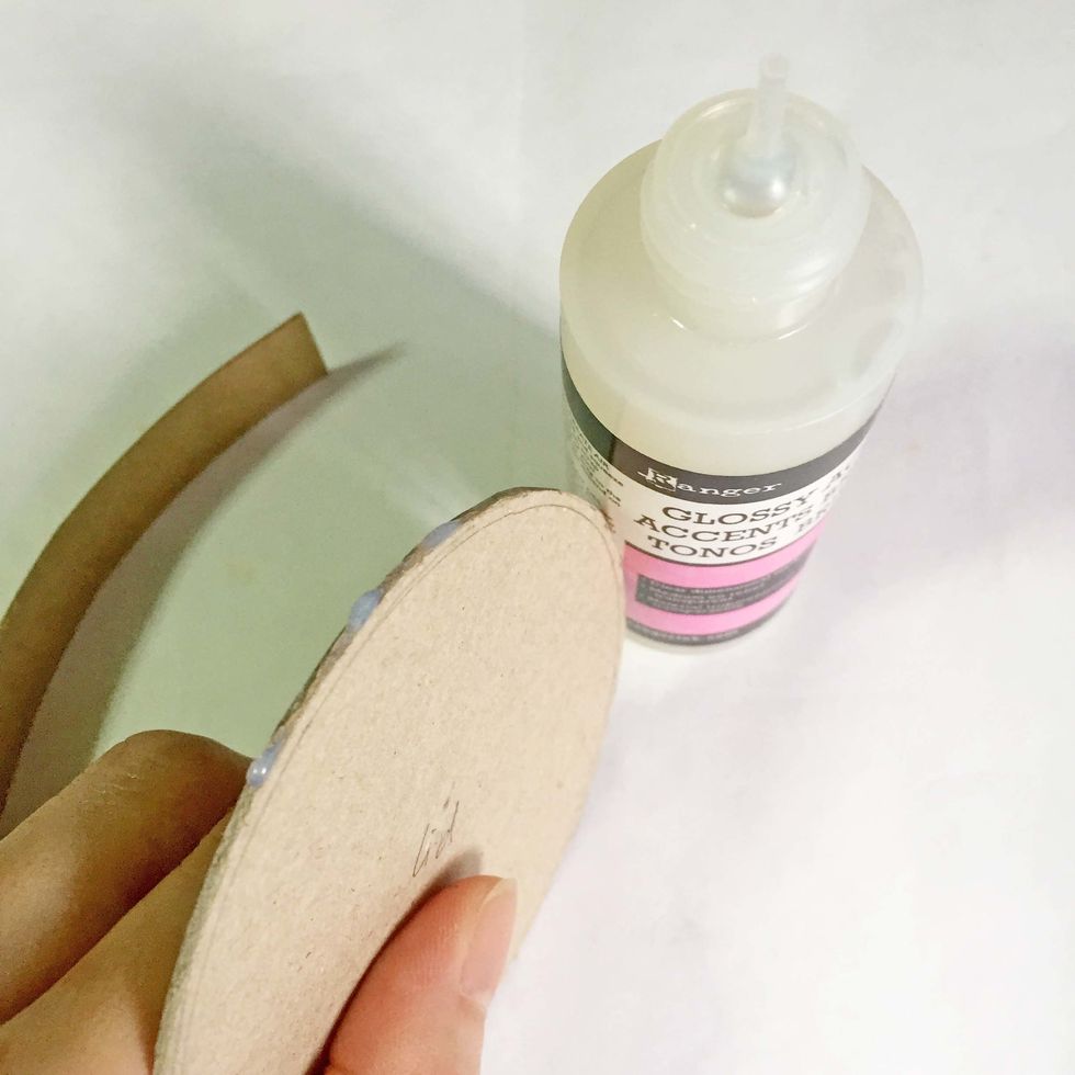 To make the lid, apply some glossy accents on the edge of the lid (from Step 4-5).