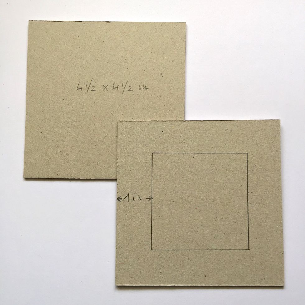 To make the mini \u00e1lbum we need two pieces 4 1/2 x 4 1/2 in. In one of this pieces we will cut a square to make a window. Leave a frame of 1 inch by side.