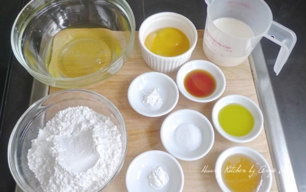 To make the pancakes, we need to make the pancake batter first. So prepare all ingredients needed to make the pancake batter.