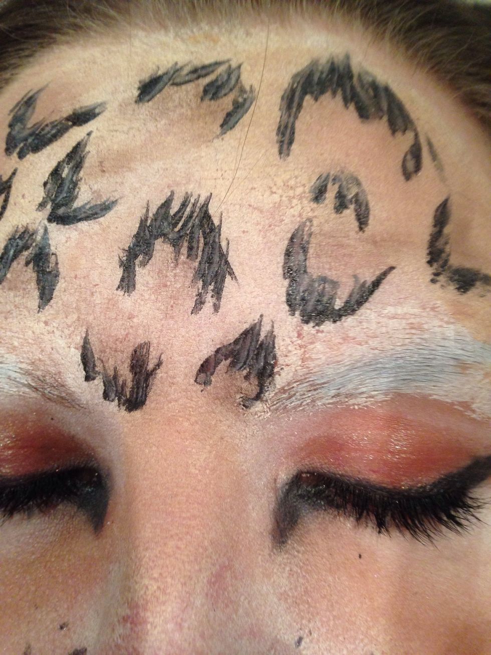 To make the spots, take som dark brown eyeshadow and draw different size circles all over your face. Then take a black eyeliner pen and draw black lines on the one half side of the spot.