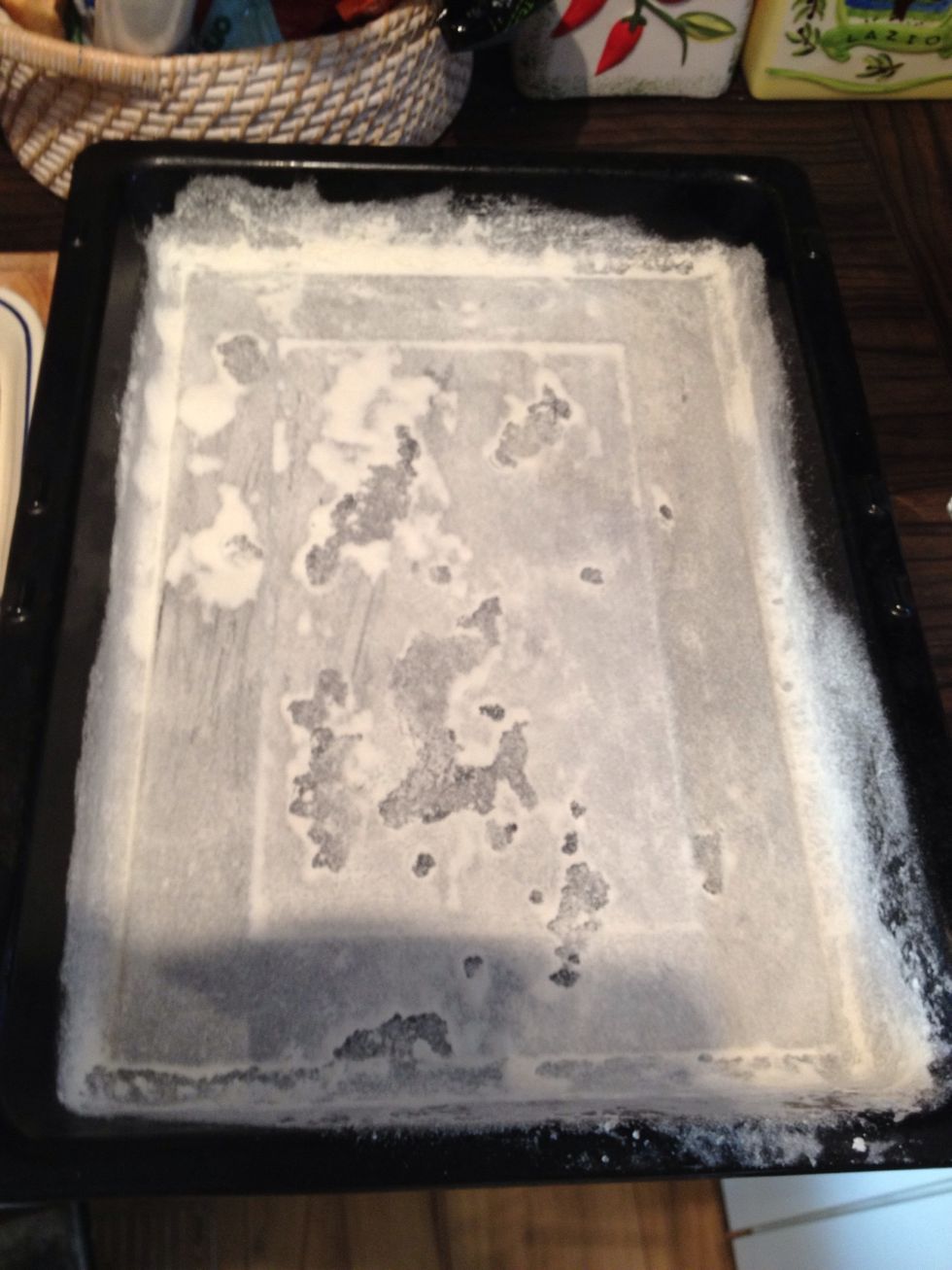 To prepare the tray spread oli on it and cover with a layer of flour fo baking