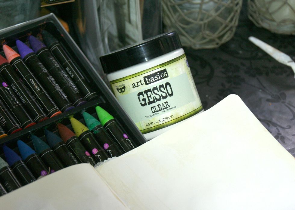To protect my page and have a rigidity (but flexible) I applied Clear Gesso. Let it dry. Add randomly Heavy Gesso White. Let it dry.